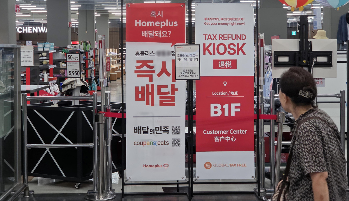 ▲홈플러스가 대형마트 임시 휴업에 들어간 13일 서울의 한 홈플러스 매장에 관련 안내문이 게시돼 있다. 임시휴업은 3일 서울회생법원이 회생 절차 종료를 결정한 지 열흘 만의 조치다. 홈플러스는 운영 자금 고갈과 시설 유지·관리 어려움으로 임시휴업에 들어간다고 밝혔다. 홈플러스는 즉시항고 기한인 이달 20일까지 진행 상황, 법원의 최종 결정을 지켜보고 영업 재개 여부에 대해 결정할 예정이다. 지난해 3월 법원의 회생 절차에 들어간 홈플러스는 그동안 매각과 독자 생존을 모색했지만, 끝내 새 주인을 찾지 못했다. 2000억원 자금 확보 계획 역시 마련하지 못했다. 법원이 결국 회생 절차 종료를 결정한 이유다. 임시휴업을 결정한 홈플러스는 법원에 파산을 신청하는 수순을 밟게 될 것으로 전망된다. 신태현 기자 holjjak@