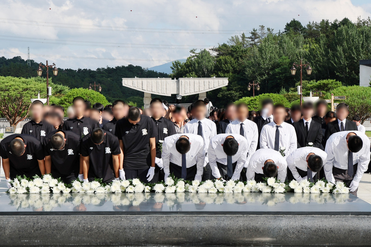 ▲6일 오후 전남광주통합특별시 북구 국립 5·18 민주묘지에서 광주제일고등학교·배재고등학교 야구부 학생들이 참배하고 있다. (연합뉴스)