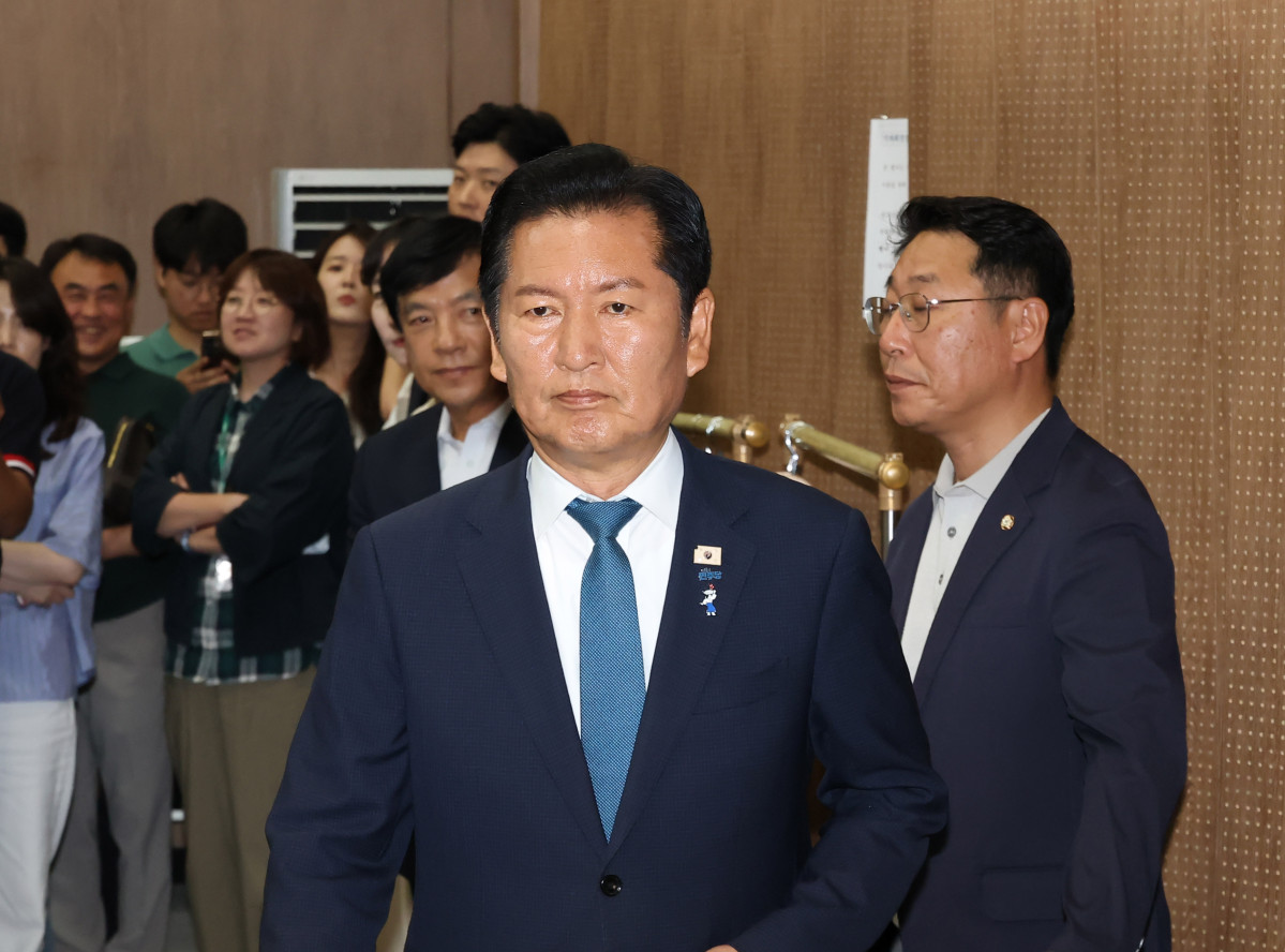 ▲더불어민주당 정청래 전 대표가 13일 국회 소통관에서 8·17 전당대회에 당 대표 후보 연임 도전을 선언하는 기자회견을 마친 후 이동하고 있다. (사진=연합뉴스)