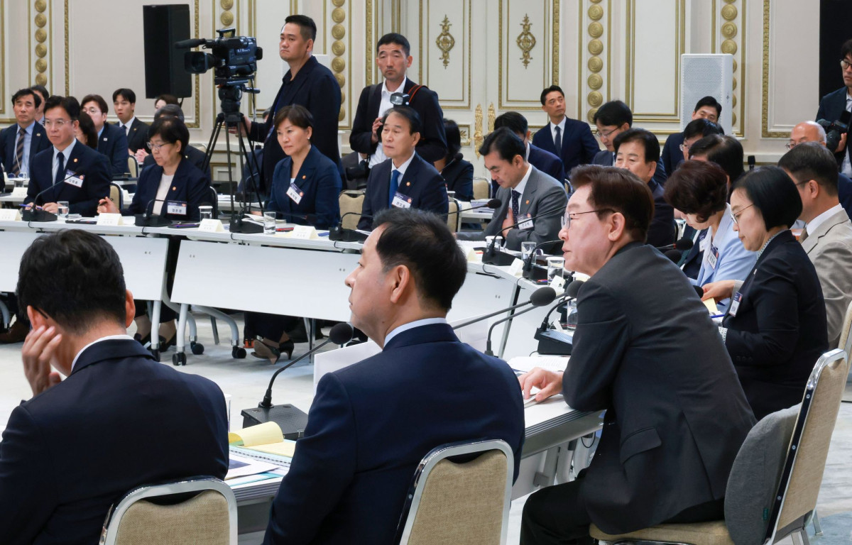 ▲이재명 대통령이 13일 청와대에서 열린 2026년 국가재정전략회의에서 김성환 기후에너지환경부 장관에게 질문을 하고 있다.(청와대통신사진기자단)