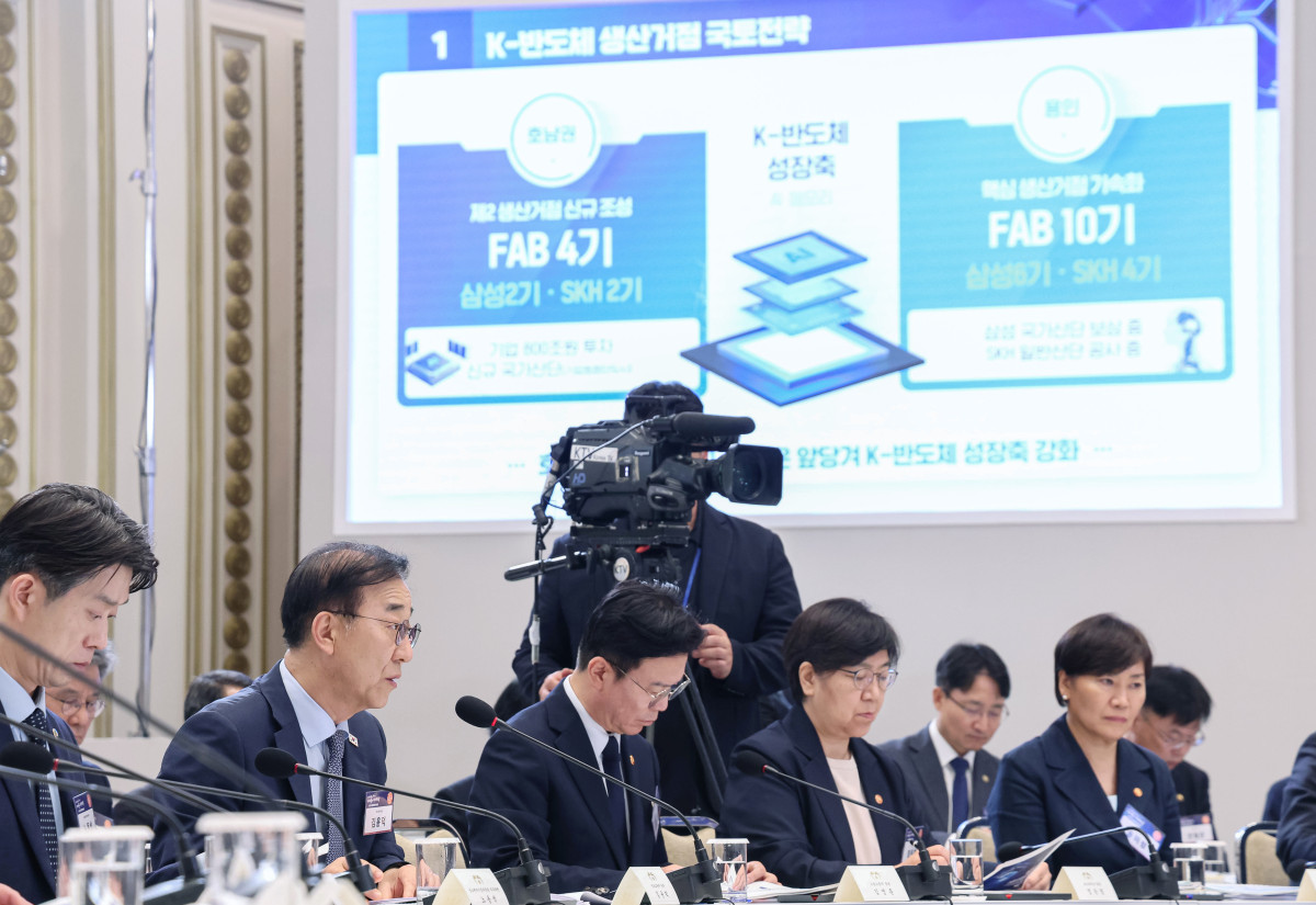 ▲김윤덕 국토교통부 장관이 13일 청와대에서 이재명 대통령 주재로 열린 국가재정전략회의에서 '반도체 첨단산업단지 조성 전략'을 발표하고 있다. (사진제공=연합뉴스)