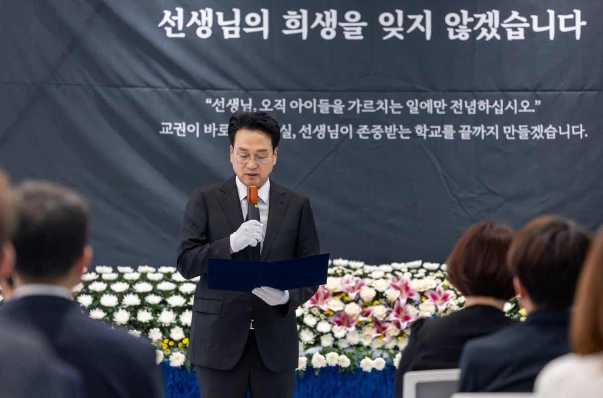 ▲안민석 경기도교육감이 7월 13일 경기도교육청 남부청사에서 열린 서이초 교사 순직 3주기 추모식에서 추모사를 하고 있다. 안 교육감은 이날 교육감 2호 행정결재로 교권보호단 출범을 선언했다. (경기도교육청)