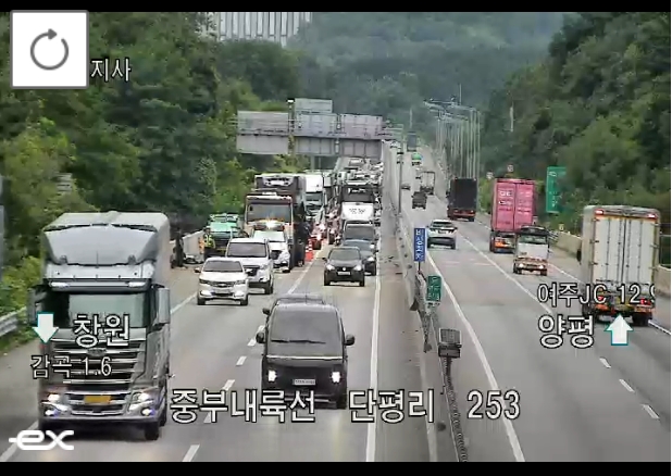 ▲[속보] 중부내륙고속도로 감곡부근 대형 화물차 사고 발생 (출처=로드플러스 캡처)