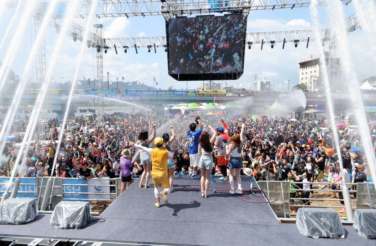 ▲지난해 탐진강 일원에서 열린 '제18회 정남진장흥물축제'에서 시민들이 공연을 즐기고 있다. (사진제공=장흥군)