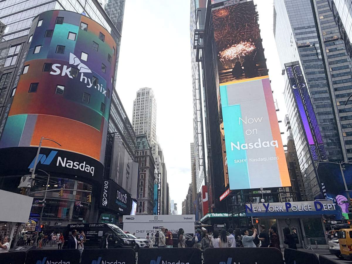 ▲SK하이닉스가 나스닥 ADR 거래를 개시한 10일(현지시간) 뉴욕 타임스스퀘어 전광판에 SK하이닉스의 ADR 거래 개시 기념 브랜드 캠페인 영상이 재생되고 있다. (뉴욕/연합뉴스)