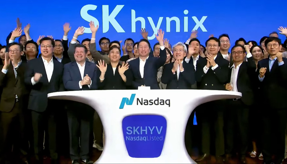 ▲최태원 SK 회장과 곽노정 SK하이닉스 대표 등 관계자들이 10일(현지시간) 미국 뉴욕 타임스스퀘어에 위치한 나스닥 마켓사이트에서 열린 SK하이닉스 미국주식예탁증서(ADR) 상장 기념 '오프닝벨' 행사에서 박수를 치고 있다. (SK하이닉스 유튜브 캡처/연합뉴스)