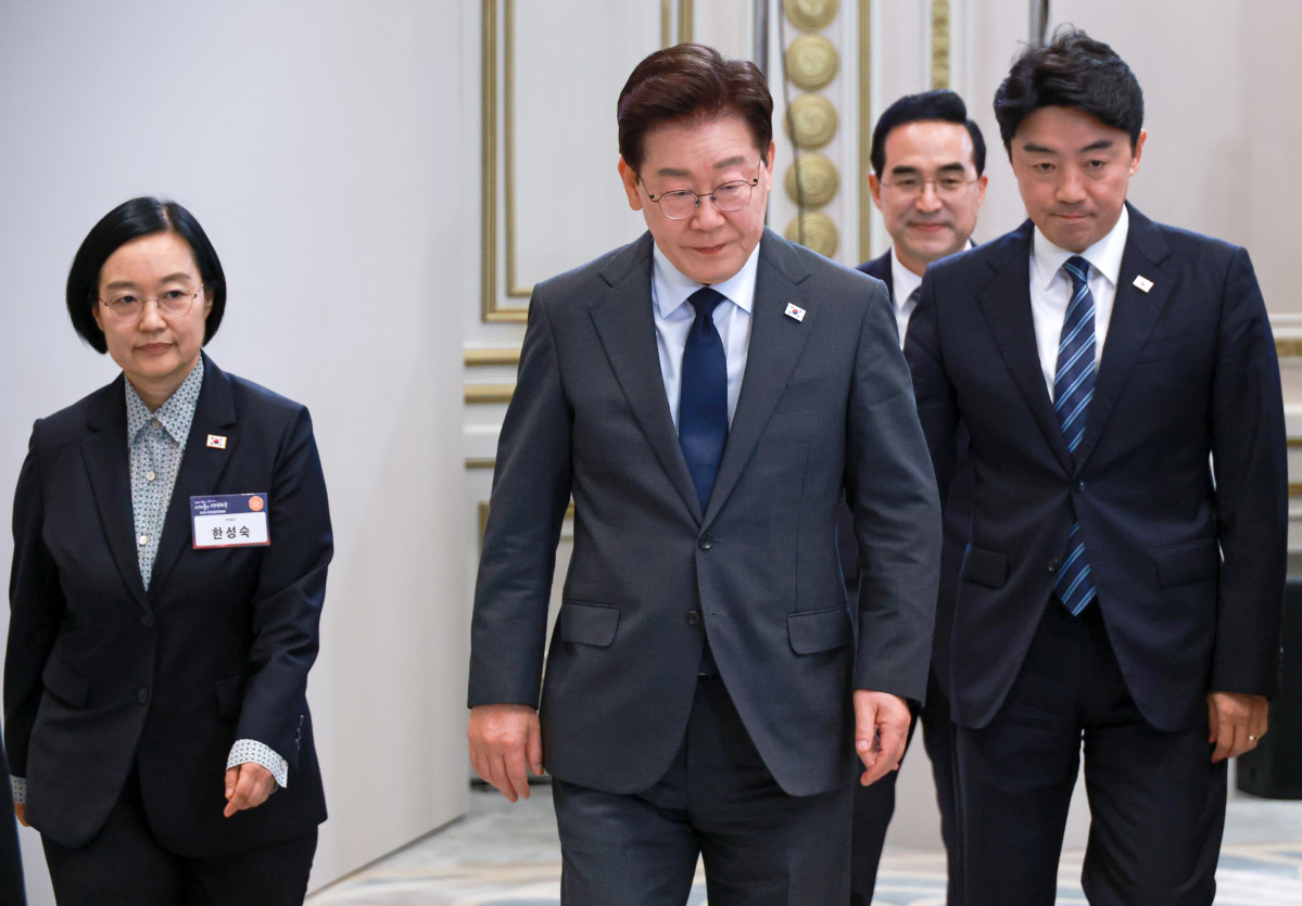 ▲이재명 대통령이 13일 청와대에서 열린 국가재정전략회의에 입장하고 있다. 왼쪽부터 한성숙 총리, 이재명 대통령, 박홍근 기획처 장관, 강훈식 비서실장. 사진=연합뉴스