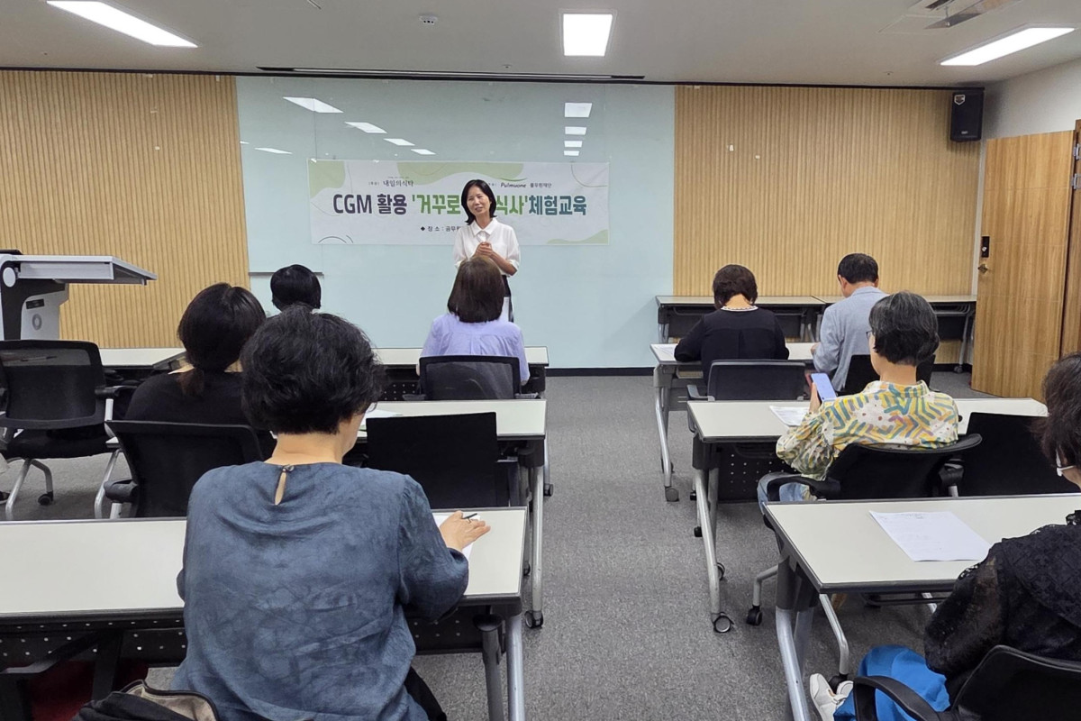 ▲교육 강사가 13일 서울 강남구 공무원연금공단 서울지부에서 열린 올해 상반기 '시니어 지속가능 식생활 교육'의 성과공유회에서 참가자들 앞에서 교육 성과에 대해 언급하고 있다. (사진제공=풀우원재단)