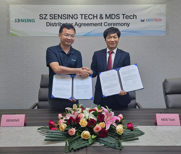 ▲에스제트센싱테크(SZ Sensing Tech)의 피터 쉬(Peter Xu) 최고경영자(CEO·왼쪽)와 MDS테크 이창열 대표이사가 중국 선전에 위치한 에스제트센싱테크 본사에서 협약을 체결했다.(MDS테크 제공)