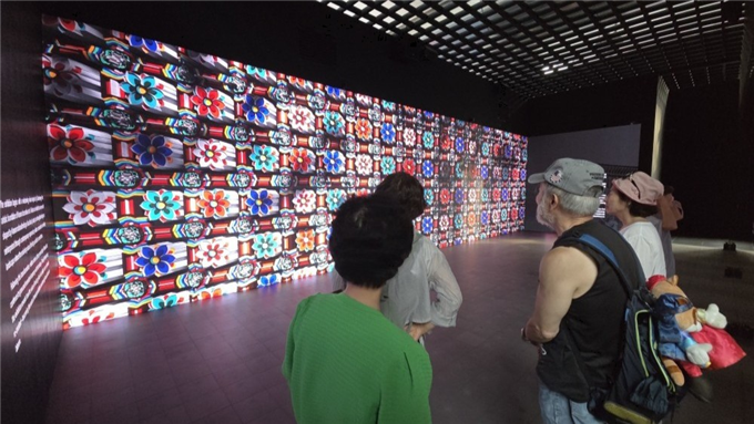 ▲지난달 27일 개최한 기획전시 ‘테크-드라이븐 헤리티지(Tech-Driven Heritage) : 신기술과 콘텐츠로 진화하는 위대한 유산’을 관람하는 국내외 방문객 (콘진원)