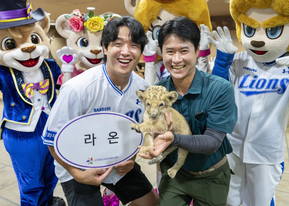 ▲양창섭 선수와 아기 사자의 만남 (에버랜드)