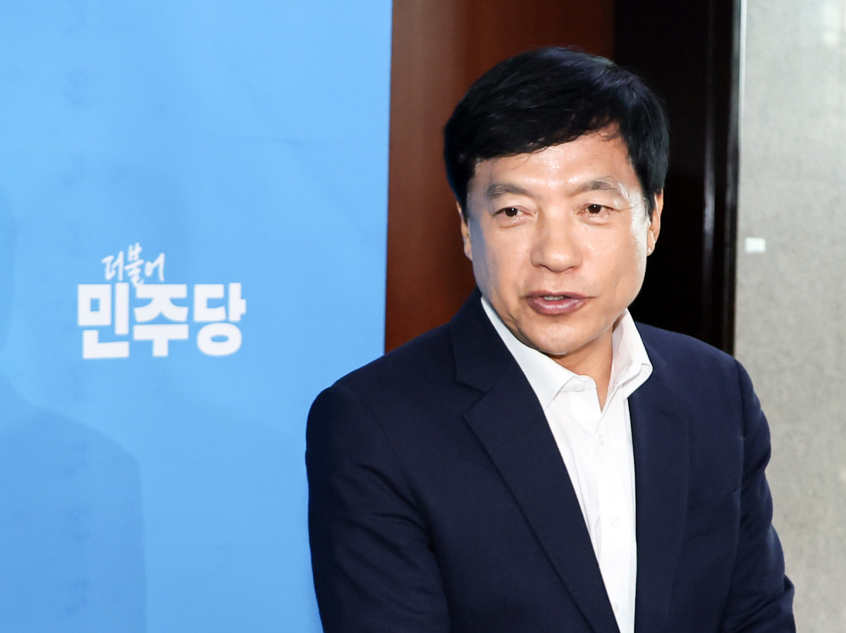 ▲더불어민주당 친청계 이성윤 최고위원이 14일 국회에서 열린 비공개 최고위원회의 도중 나와 "최고위원직 사퇴"를 발표하고 있다. (연합뉴스)