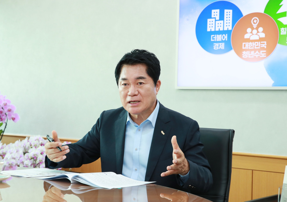 ▲박준희 서울특별시 관악구청장이 14일 구청장 집무실에서 이투데이와 인터뷰를 갖고 있다. (사진 제공 = 서울 관악구)