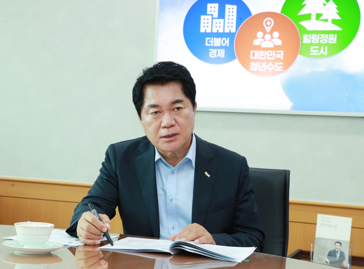 ▲박준희 서울특별시 관악구청장이 14일 구청장 집무실에서 본지와 인터뷰를 진행하고 있다. (사진 제공 = 서울 관악구)