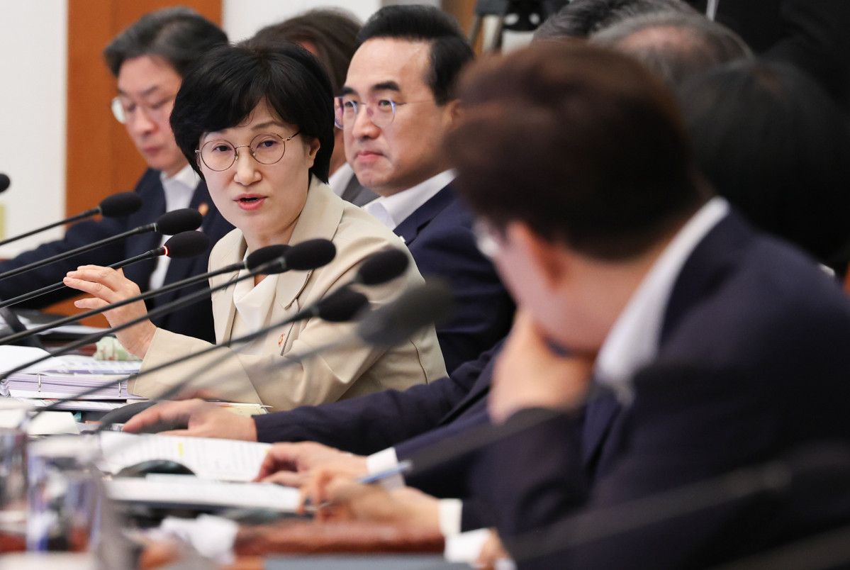 ▲원민경 성평등가족부 장관이 14일 청와대에서 이재명 대통령 주재로 열린 국무회의에서 형사미성년자(촉법소년) 연령 기준 공론화 결과를 보고 하고 있다. (연합뉴스)