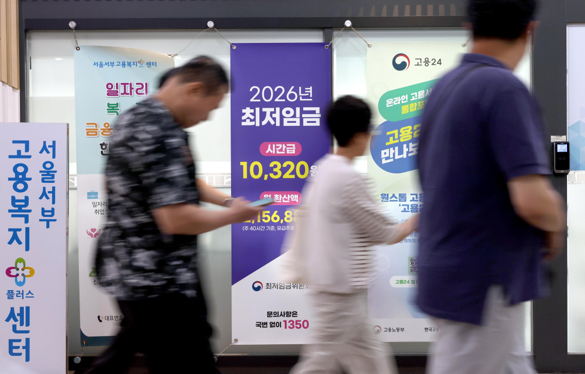 ▲내년도 최저임금을 결정짓기 위한 노동계와 경영계의 협상이 막바지에 접어든 14일 서울 마포구 서울서부고용복지플러스센터 앞에 올해 최저임금 안내문이 게시돼 있다. 최저임금위원회는 이날 정부세종청사에서 14차 전원회의를 열고 내년도 최저임금 심의를 재개한다. 앞서 열린 지난 회의에서 노동계와 경영계는 9차 수정안으로 시간당 1만1220원과 1만530원을 각각 제시했다. 당초 최초 요구안에서 노동계는 1만2000원, 경영계는 1만320원을 주장하며 1680원의 큰 시각차를 보였으나, 거듭된 수정안 제출 끝에 양측의 간극은 690원까지 좁혀졌다. 신태현 기자 holjjak@