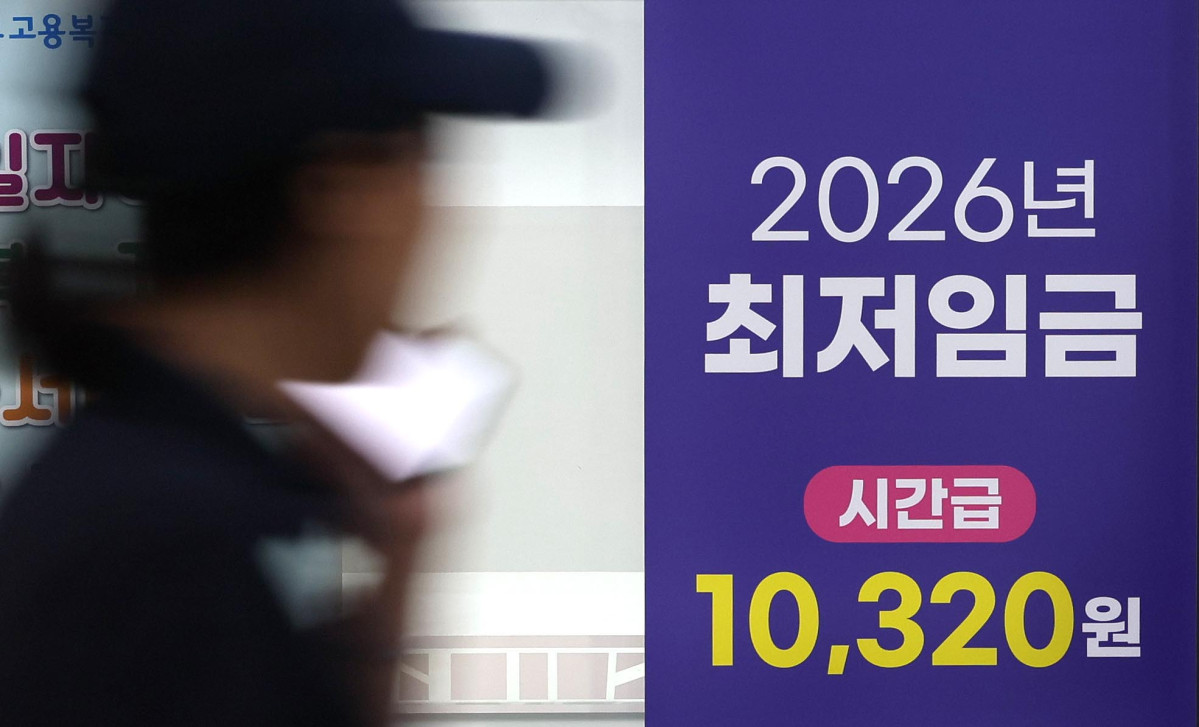 ▲내년도 최저임금을 결정짓기 위한 노동계와 경영계의 협상이 막바지에 접어든 14일 서울 마포구 서울서부고용복지플러스센터 앞에 올해 최저임금 안내문이 게시돼 있다. 최저임금위원회는 이날 정부세종청사에서 14차 전원회의를 열고 내년도 최저임금 심의를 재개한다. 앞서 열린 지난 회의에서 노동계와 경영계는 9차 수정안으로 시간당 1만1220원과 1만530원을 각각 제시했다. 당초 최초 요구안에서 노동계는 1만2000원, 경영계는 1만320원을 주장하며 1680원의 큰 시각차를 보였으나, 거듭된 수정안 제출 끝에 양측의 간극은 690원까지 좁혀졌다. 신태현 기자 holjjak@