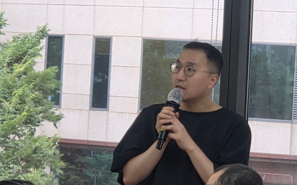 ▲나규봉 엔씨(NC) AI VARCO사업팀장이 14일 서울 종로구 청년재단에서 열린 한국게임정책학회 '제2회 게임 기자단 정책 세미나'에서 '기술은 창작을 정말 증강시키는가'를 주제로 발표하고 있다. (이투데이DB)