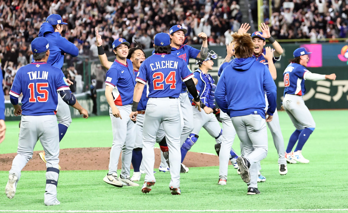 ▲2026 WBC 조별리그 C조 3차전 대한민국과 대만의 경기. 연장 10회말 5-4로 승리를 거둔 대만 선수들이 승리를 자축하고 있다. (연합뉴스)