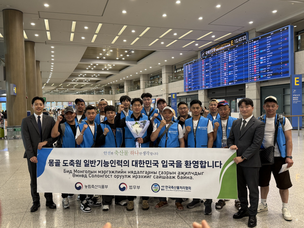 ▲몽골 출신 도축 전문인력이 도축원(E-7-3) 비자를 통해 한국에 입국한 뒤 기념 촬영을 하고 있다. 이들은 몽골 현지 도축 관련 교육기관을 수료하고 3년 이상의 경력을 갖춘 인력들이다. (사진제공=농림축산식품부)
