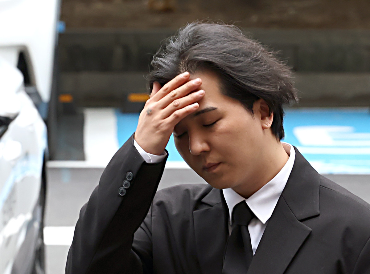 ▲병역법 위반으로 1심에서 징역 1년 6개월을 구형 받은 그룹 위너 멤버 송민호가 14일 오후 서울 마포구 서울서부지방법원에서 열린 당시 복무 관리 책임자인 A씨에 대한 공판에 증인 출석을 하고 있다. (뉴시스)
