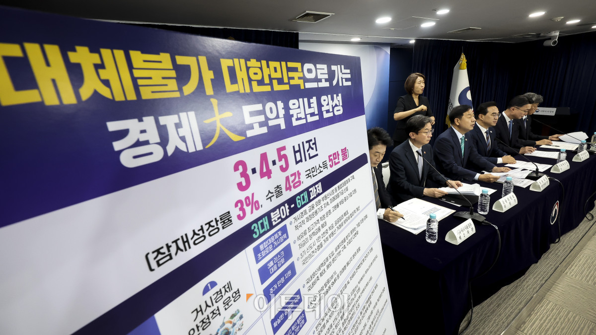▲구윤철 부총리 겸 재정경제부 장관이 14일 서울 종로구 정부서울청사에서 열린 '2026년 하반기 경제성장전략 관계부처 합동브리핑'에서 발언하고있다. 이날 정부는 국내외 전략산업과 기간산업, 해외 공급망 등에 장기자금을 공급하기 위해 한국투자공사(KIC)에 전략투자계정을 신설하기로 했다. 고성준 기자 joonko1@