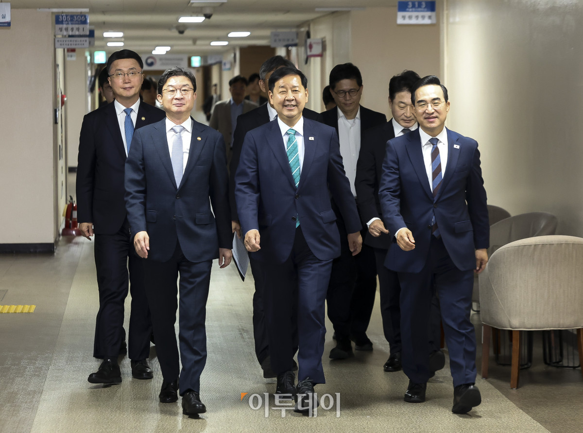 ▲구윤철(가운데) 부총리 겸 재정경제부 장관이 14일 서울 종로구 정부서울청사에서 열린'2026년 하반기 경제성장전략 관계부처 합동브리핑'을 하기 위해 입장하고 있다. 앞줄 왼쪽부터 이억원 금융위원회 위원장, 구 부총리, 박홍근 기획예산처 장관. 고성준 기자 joonko1@