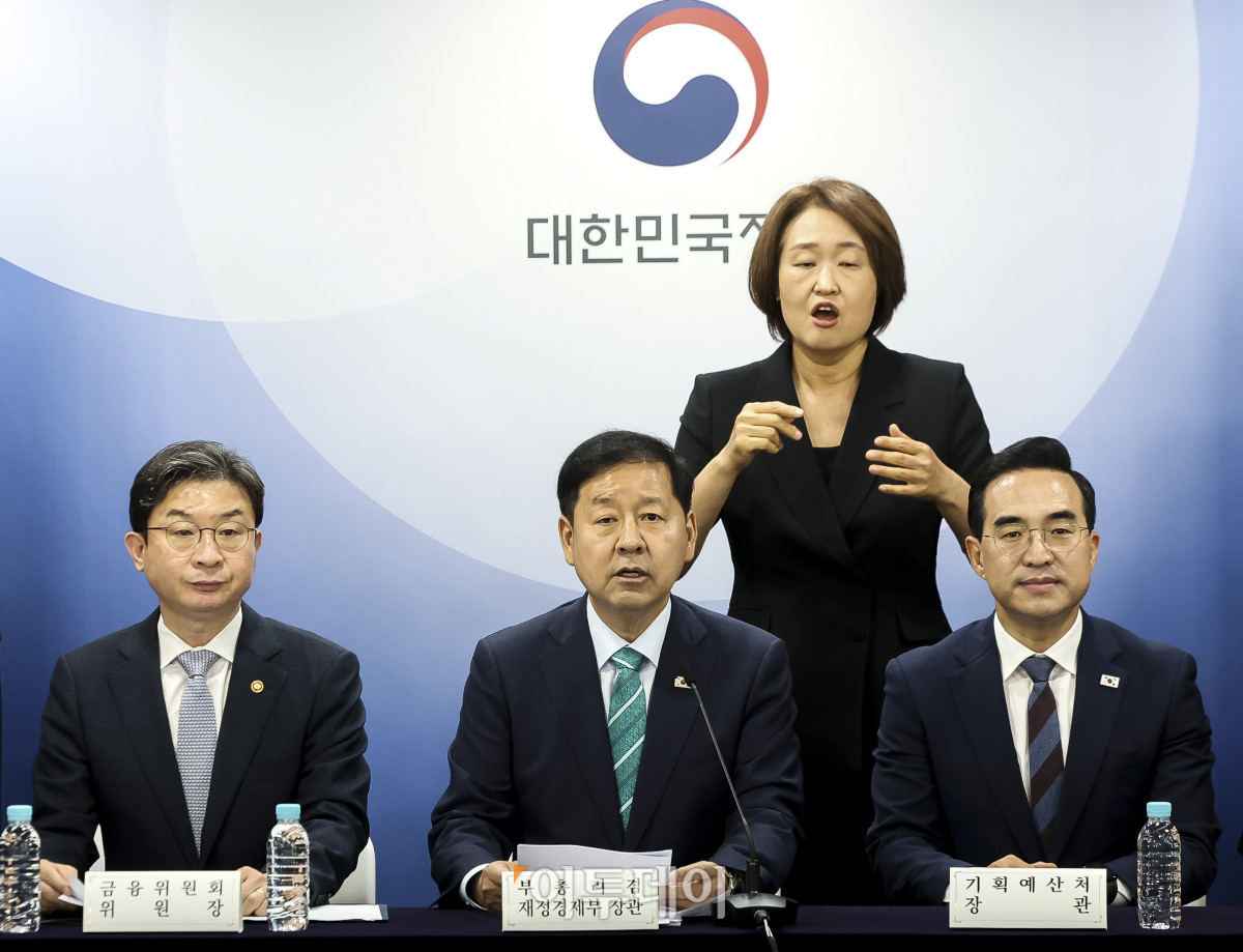 ▲구윤철 부총리 겸 재정경제부 장관이 14일 서울 종로구 정부서울청사에서 열린 '2026년 하반기 경제성장전략 관계부처 합동브리핑'에서 발언하고있다. 고성준 기자 joonko1@