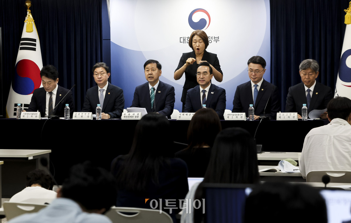 ▲구윤철 부총리 겸 재정경제부 장관이 14일 서울 종로구 정부서울청사에서 열린 '2026년 하반기 경제성장전략 관계부처 합동브리핑'에서 발언하고있다. 고성준 기자 joonko1@