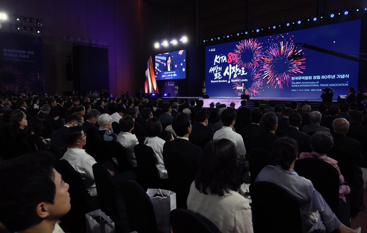 ▲한성숙 국무총리가 14일 서울 강남구 코엑스에서 열린 한국무역협회 창립 80주년 기념식에서 기념사를 하고 있다. 신태현 기자 holjjak@