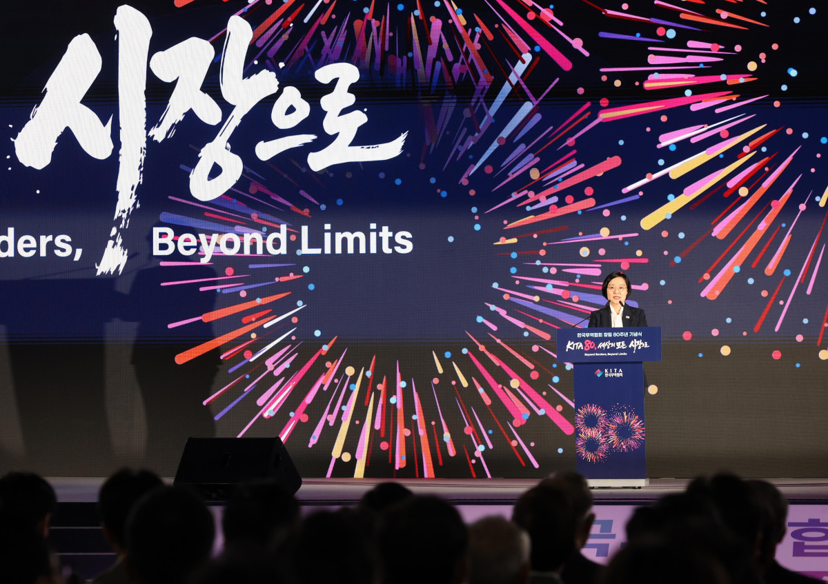 ▲한성숙 국무총리가 14일 서울 강남구 코엑스에서 열린 한국무역협회 창립 80주년 기념식에서 기념사를 하고 있다. 신태현 기자 holjjak@