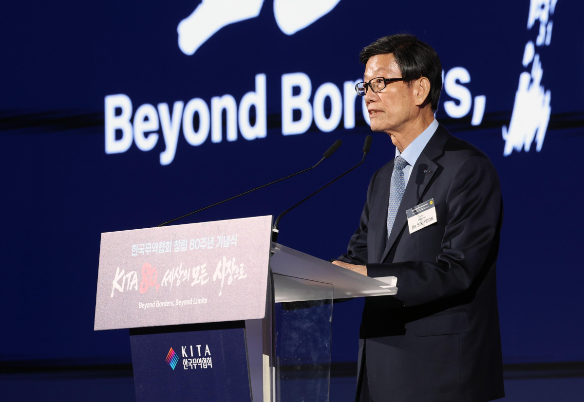 ▲윤진식 무역협회장이 14일 서울 강남구 코엑스에서 열린 한국무역협회 창립 80주년 기념식에서 개회사를 하고 있다. 신태현 기자 holjjak@