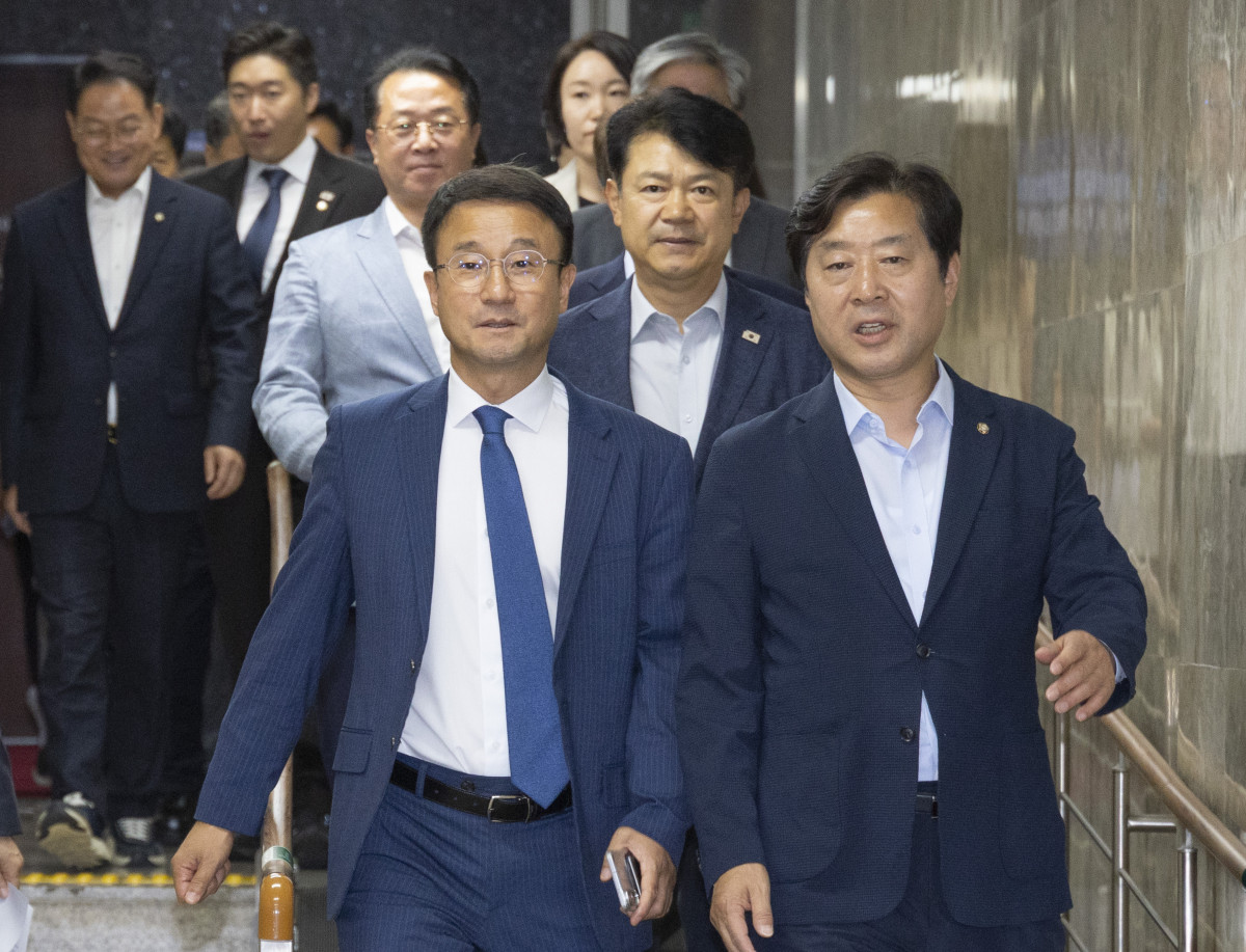 ▲더불어민주당 한병도 당 대표 권한대행(왼쪽)과 황명선 최고위원이 14일 국회에서 열린 의원 총회에 입장하고 있다. (연합뉴스)