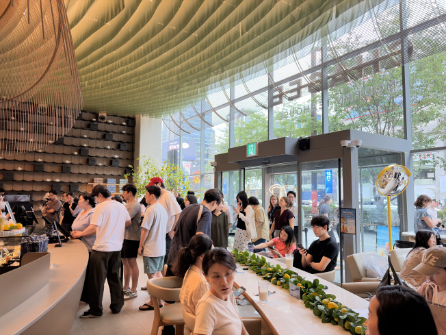 ▲서울 강남구 '차지' 강남 플래그쉽점에서 음료를 기다리는 사람들 (사진=황민주 기자 minchu@)