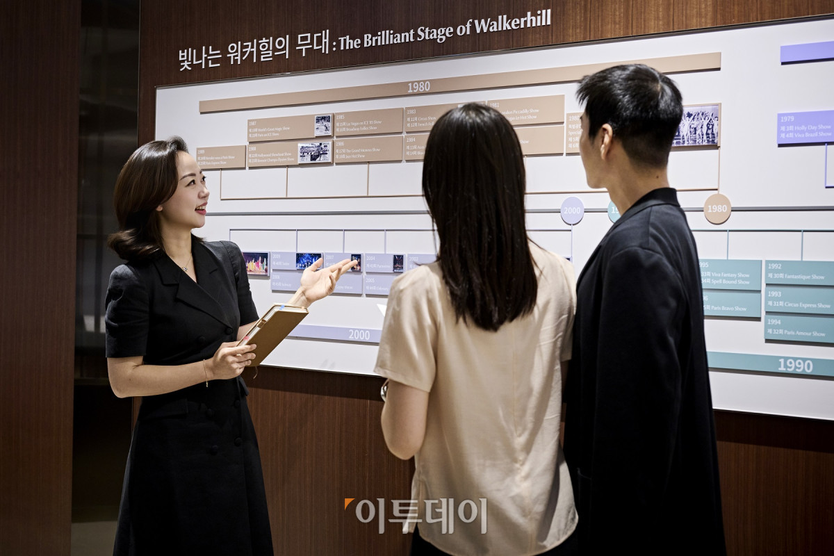 ▲도슨트가 방문객에게 워커힐 스토리 라운지의 전시 콘텐츠를 소개하고 있다. 사진제공 =워커힐 호텔앤리조트