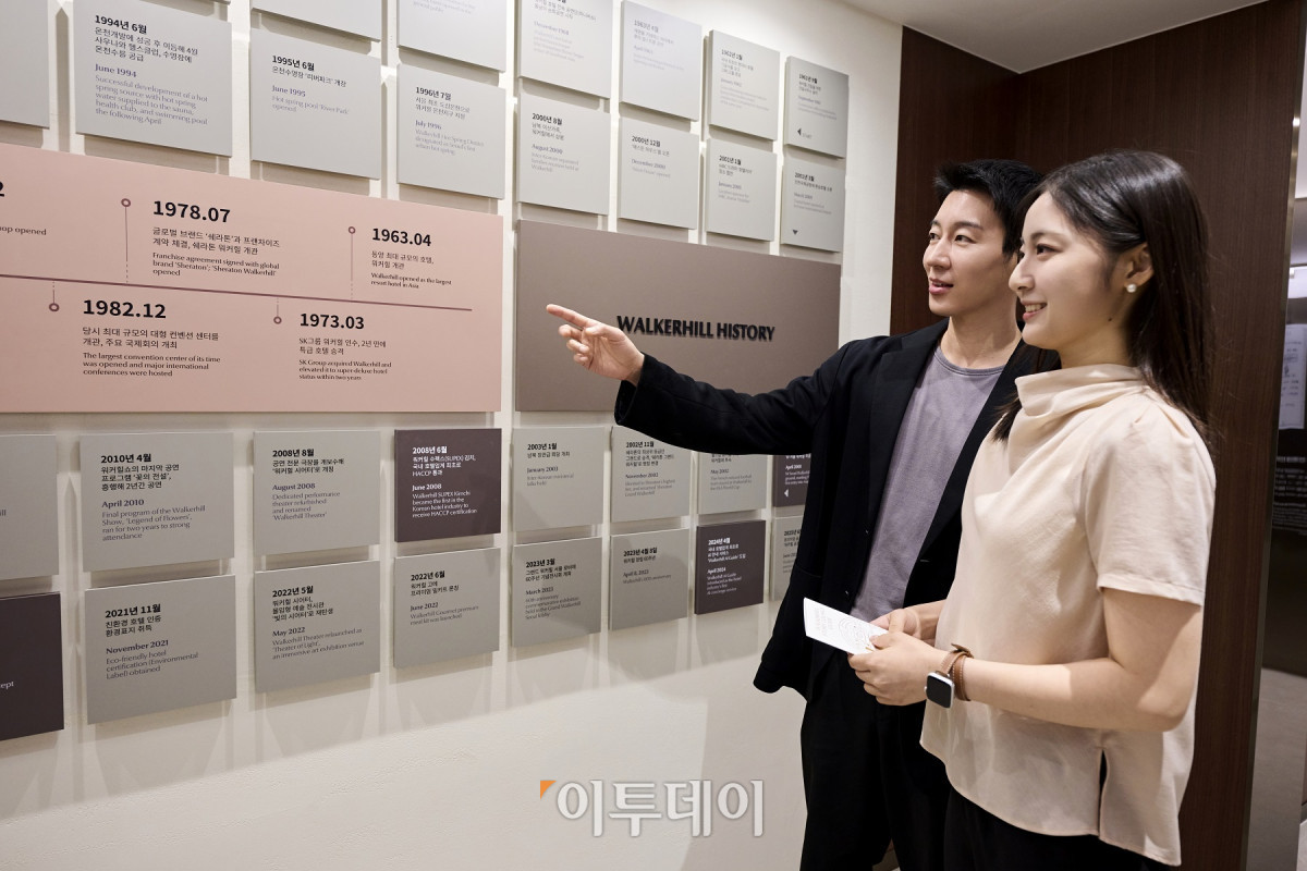 ▲방문객이 워커힐 히스토리 월(Walkerhill History Wall)에서 워커힐의 역사를 살펴보는 모습. 사진제공 =워커힐 호텔앤리조트
