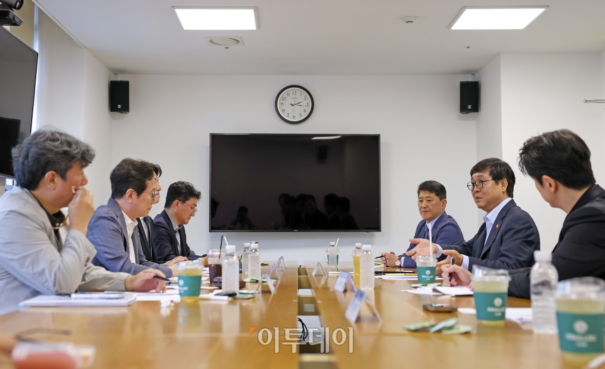 ▲최휘영 문화체육관광부 장관이 14일 서울 종로구 국립현대미술관 서울관에서 한식 관련 공공기관장과 한식 수출 기업 임원, 한식 콘텐츠 제작자 및 출연자 등 관계 전문가를 만나 한식 및 한식 문화의 해외 확산 방안에 대해 논의하고 있다. (사진제공=문체부)