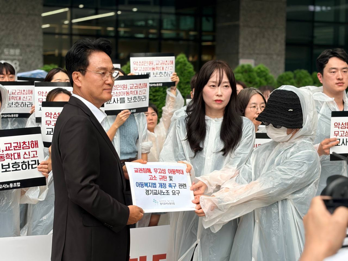 ▲경기교사노동조합 조합원들이 14일 경기도교육청 남부청사 정문 앞에서 기자회견을 열고 무고성 아동학대 고소 규탄과 교권보호단 즉시 가동, 아동복지법 개정을 촉구하고 있다.
안민석 경기교육감에서 노조요구서를 전달하고 있다. (경기교사노동조합)