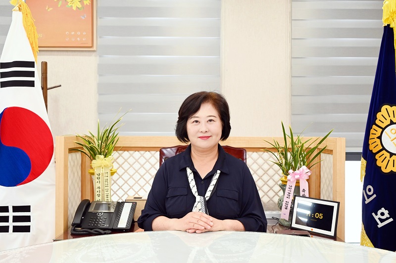 ▲한명숙 남원시의회 의장이 의장 집무실에서 통합과 소통을 바탕으로 한 존중의 의회 문화를 설명하고 있다. (사진제공=남원시의회)