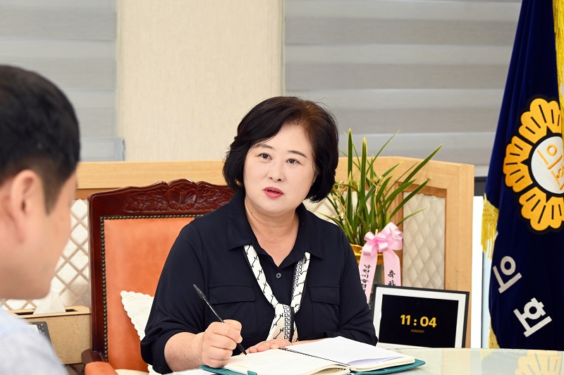 ▲한명숙 남원시의회 의장이 의장 집무실에서 의회 운영 방향과 지역 현안에 대해 설명하고 있다. (사진제공=남원시의회)