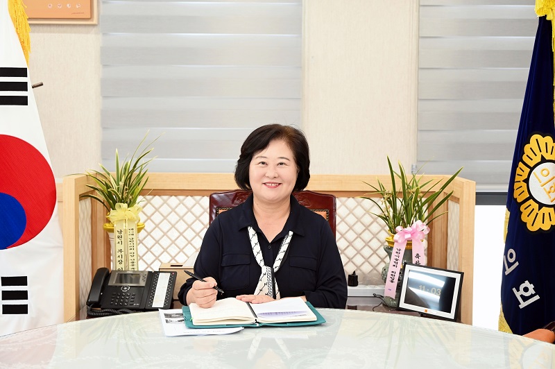 ▲한명숙 남원시의회 의장이 의장 집무실에서 시민과 소통하는 현장 중심 의정을 다짐하고 있다. (사진제공=남원시의회)