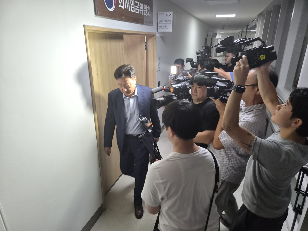 ▲류기정 한국경영자총협회(경총) 전무가 14일 최저임금위원회 14차 전원회의 종료 후 회의실을 나서고 있다. (김지영 인구정책전문기자 @jye)