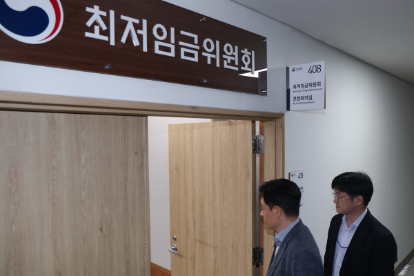 ▲최저임금위원회 제14차 전원회의가 열린 14일 정부세종청사 최저임금위원회에서 위원들이 회의가 정회된 뒤 속개하자 전원회의장으로 들어가고 있다. 2026.7.14 (연합뉴스)