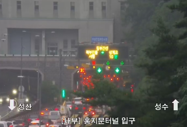 ▲[속보] 내부순환로 홍지문터널 인근 전도사고 발생 (출처=서울시 교통정보 시스템 TOPIS 캡처)