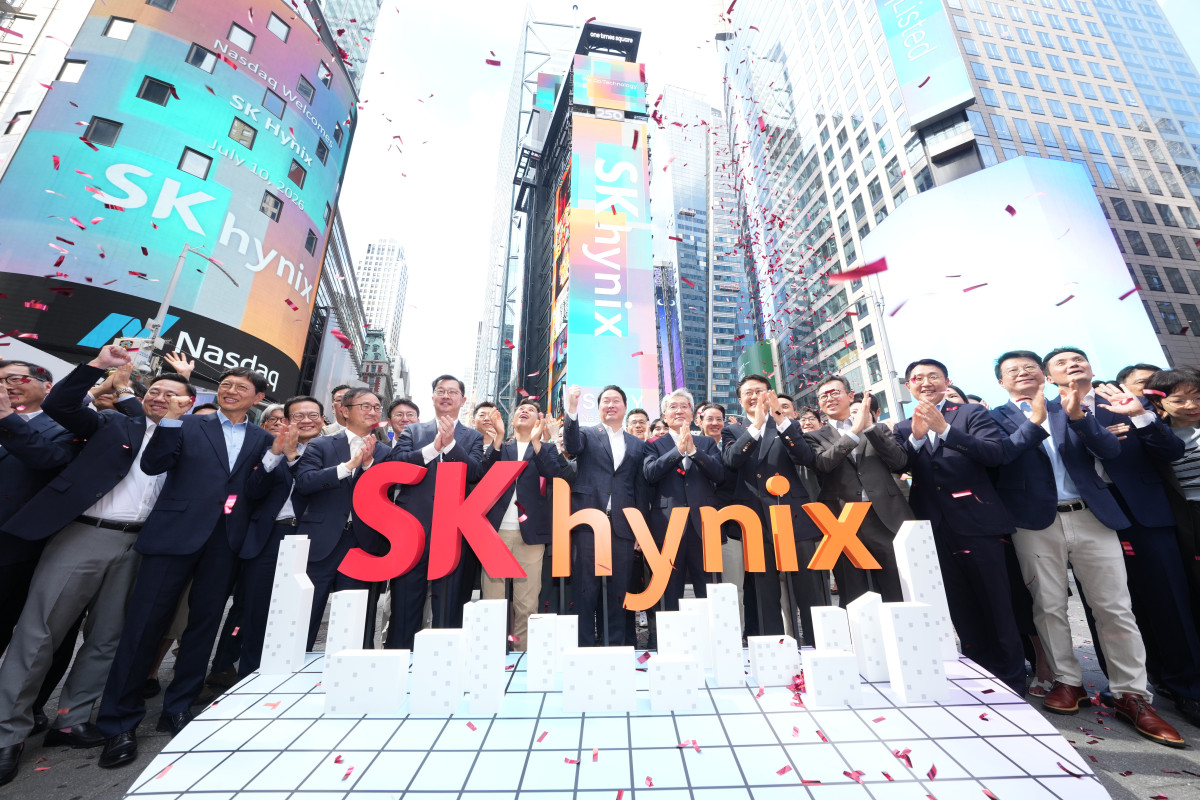 ▲최태원 SK그룹 회장, 곽노정 SK하이닉스 CEO 등 주요 경영진이 SK하이닉스가 나스닥 ADR 거래를 개시된 10일(현지시간) 미국 뉴욕 타임스퀘어 나스닥 타워 앞에서 기념 촬영을 하고 있다. (뉴욕/연합뉴스)
