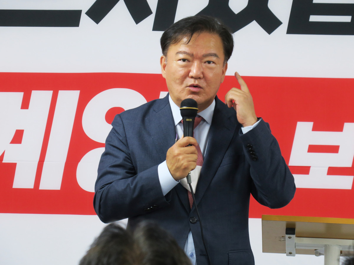 ▲민경욱 전 의원이 오후 제8회 전국동시지방선거와 함께 치러지는 인천 계양을 보궐선거에 출마한 윤형선 후보 겸 당협위원장의 선거사무소 개소식에 참석해 윤 후보의 지지를 호소하고 있다. 2022.5.14. (사진=뉴시스)