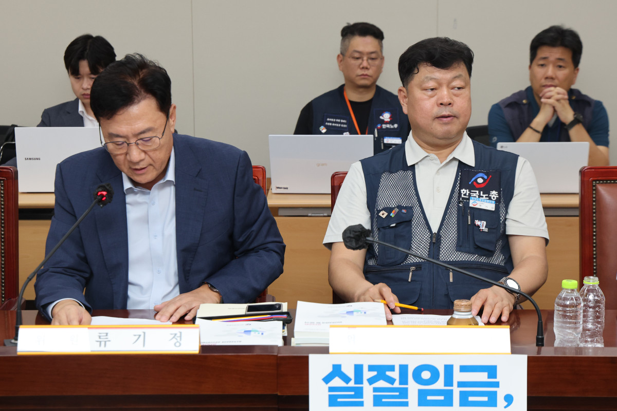 ▲14일 정부세종청사 최저임금위원회에서 열린 제14차 전원회의에서 류기섭 근로자위원 겸 한국노총 사무총장이 류기정 사용자위원 겸 한국경영자총협회(경총) 전무의 발언을 듣고 있다. (연합뉴스)