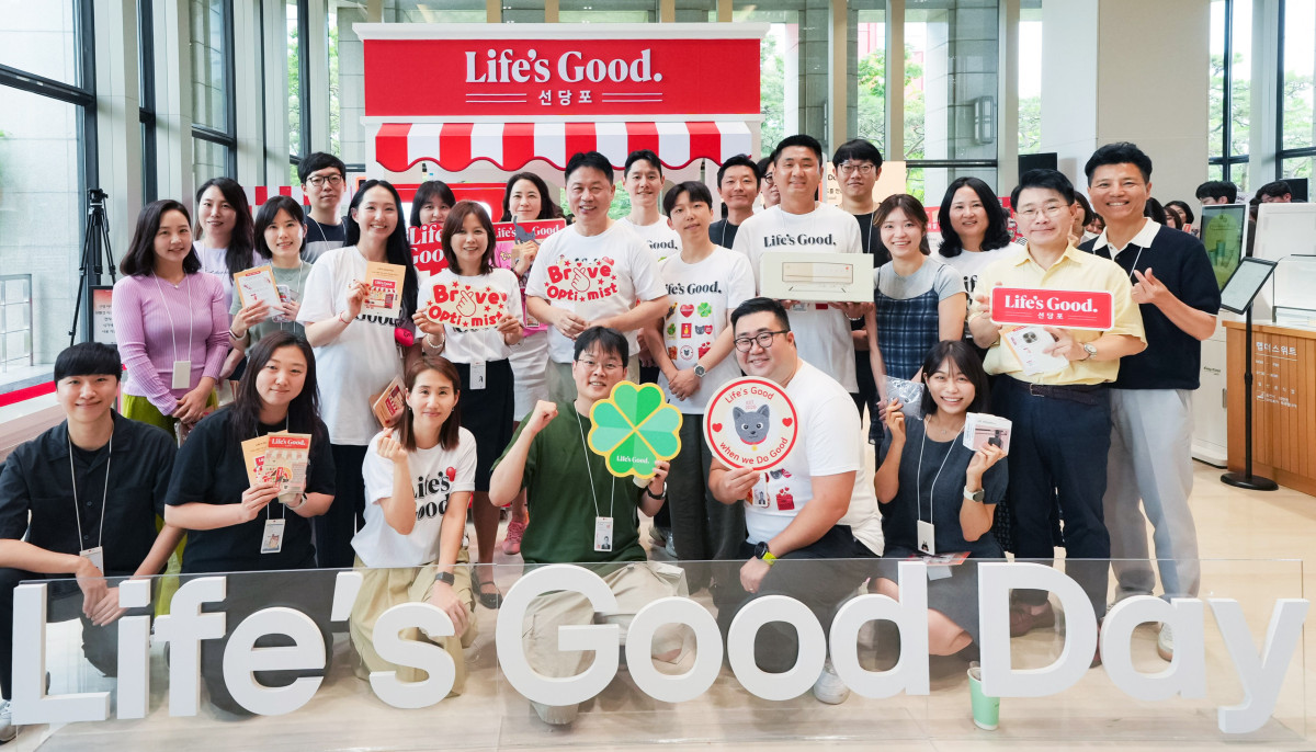 ▲류재철 LG전자 CEO(앞에서 두 번째 줄, 왼쪽에서 다섯 번째)가 13일 서울 여의도 LG트윈타워에서 열린 '라이프스굿 데이'에서 임직원들과 기념 사진을 찍고 있다. (사진=LG전자)