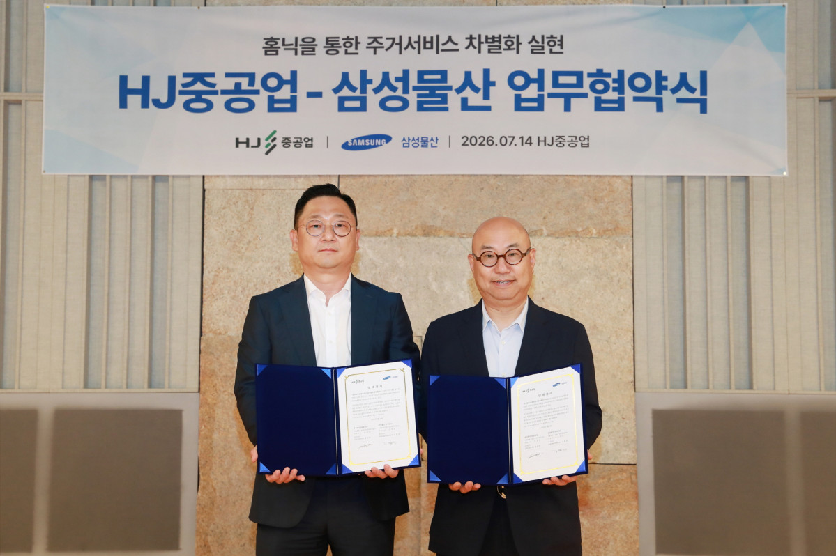 ▲HJ중공업 황의하 건축사업본부장(왼쪽), 삼성물산 김명석 주택상품마케팅본부장이 14일 HJ중공업 서울본사에서 기념사진을 촬영하는 모습 (사진제공=삼성물산 건설부문)