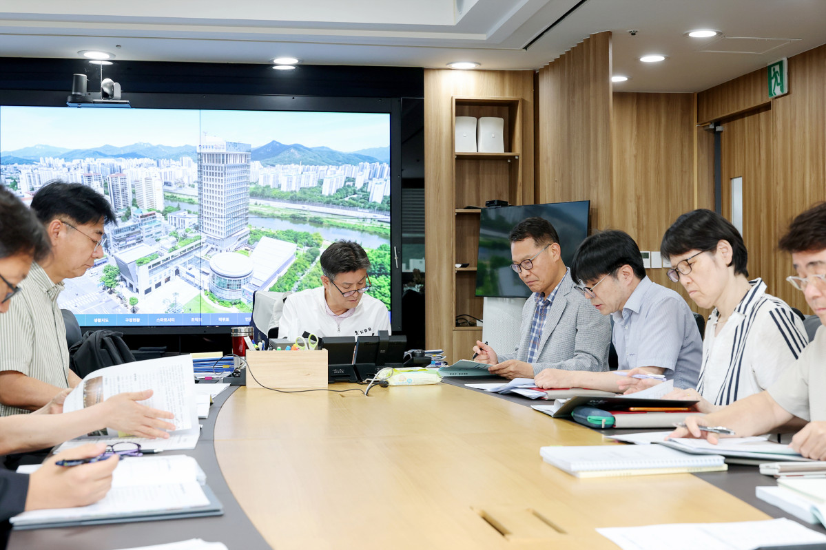 ▲김동욱(가운데) 도봉구청장이 구 간부들로부터 부서별 현안업무를 보고받고 있다. (사진 제공 = 서울특별시 도봉구)